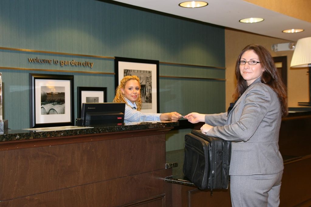 Hampton Inn By Hilton Garden City Long Island Beltér fotó